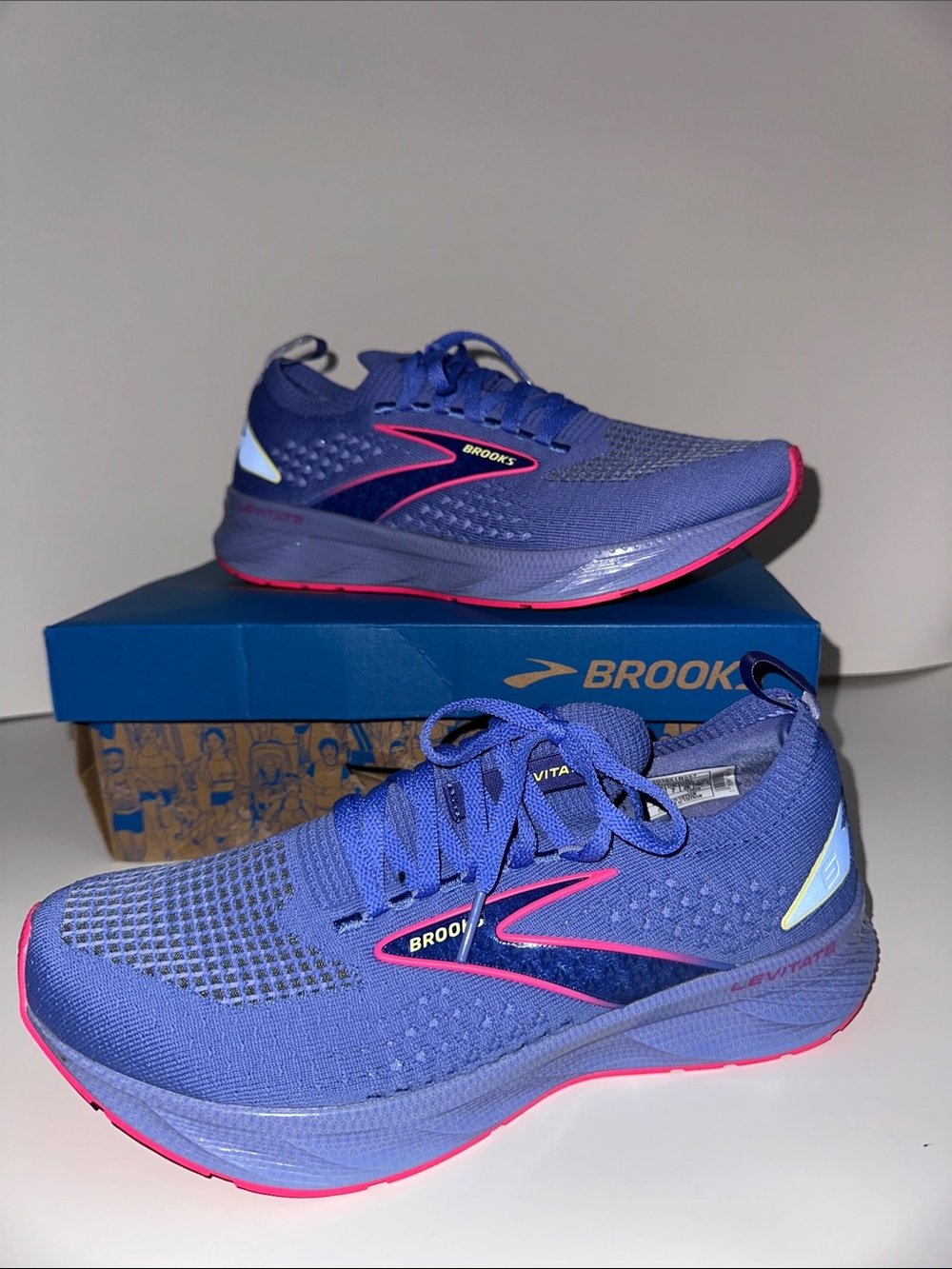 Brooks Levitate Running Women’s Shoes - Blue with Pink Accents